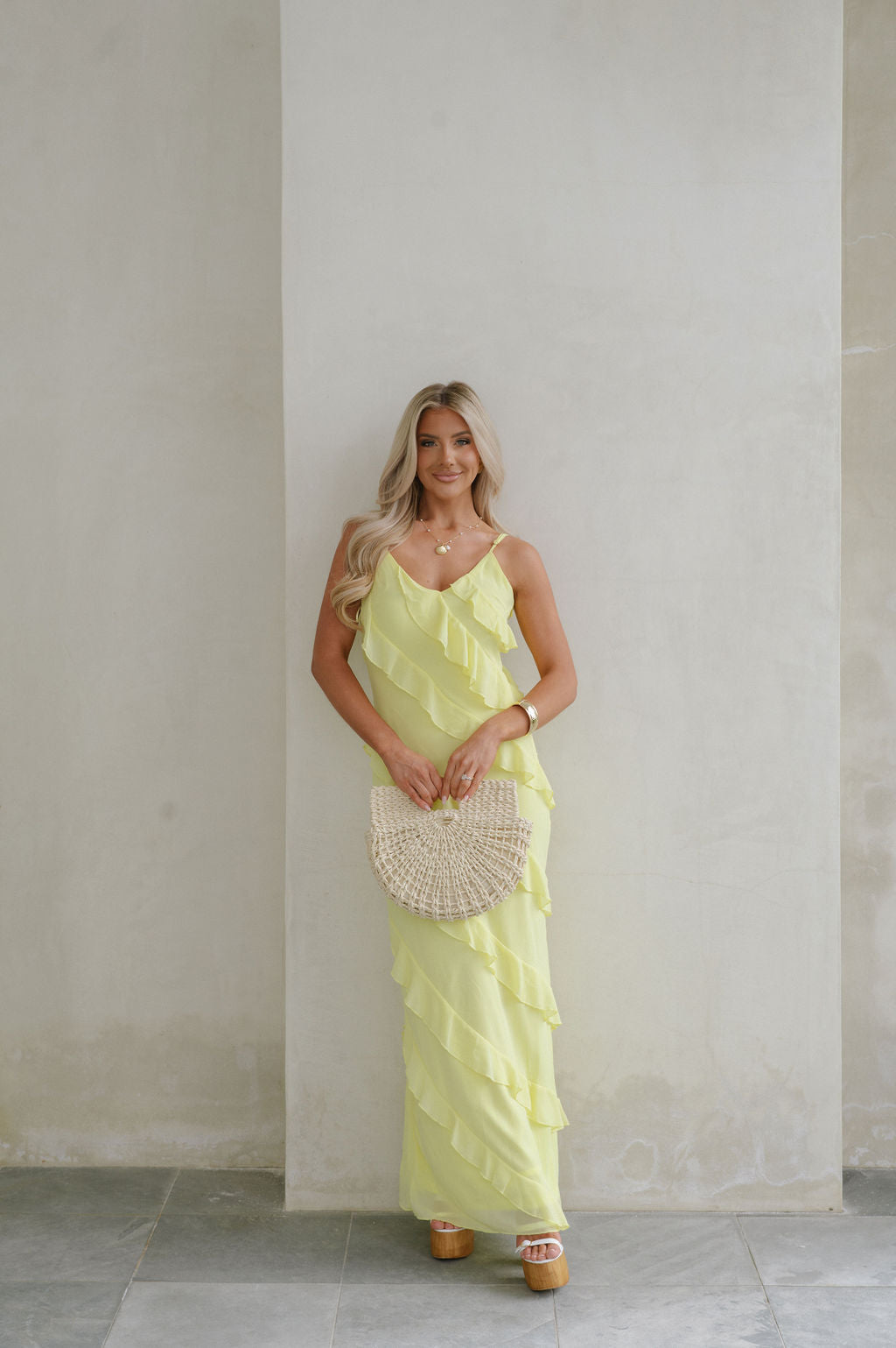 Jadeitowa sukienka maxi z falbankami – elegancja spotyka się z naturalnym urokiem