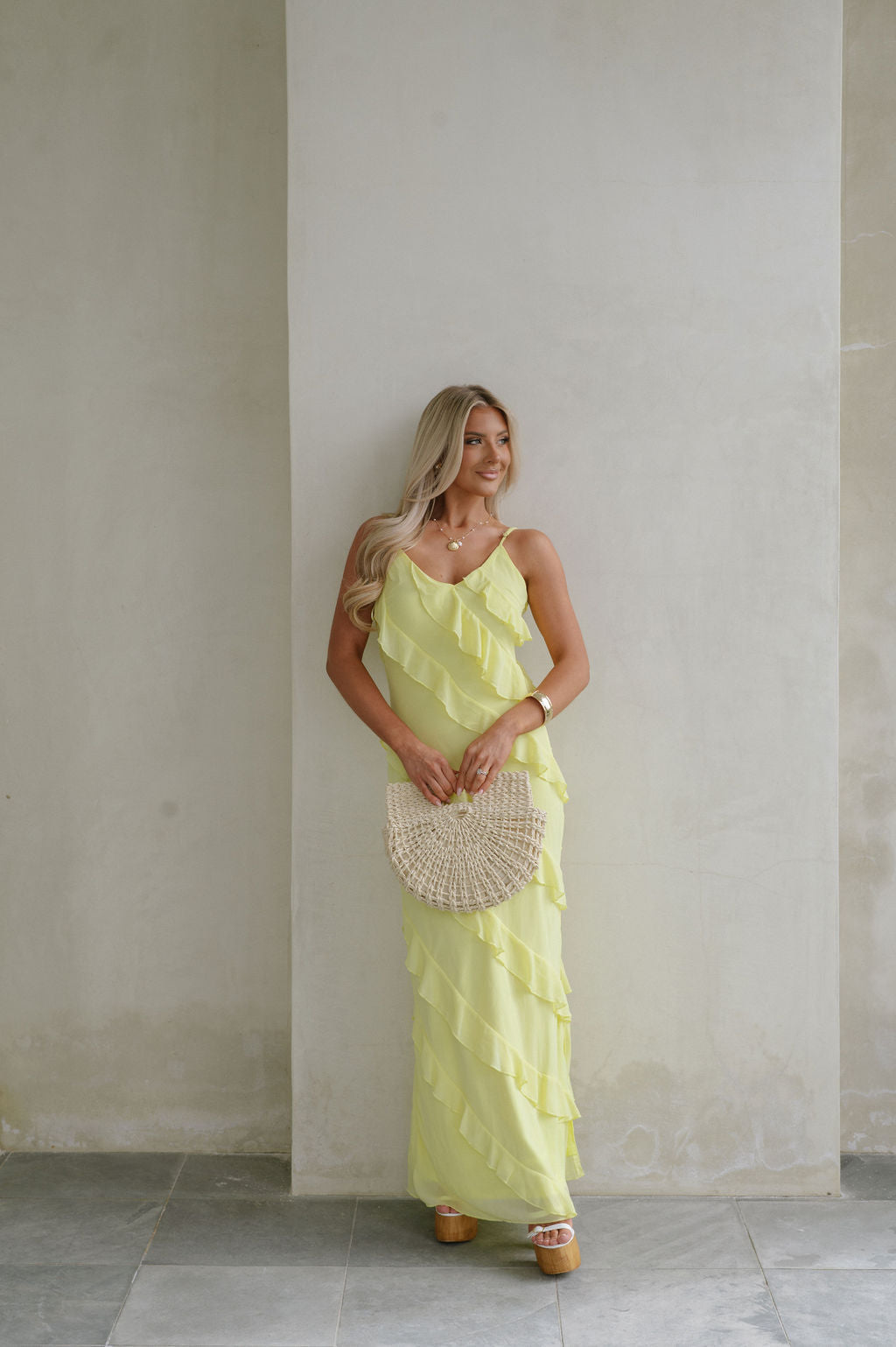 Jadeitowa sukienka maxi z falbankami – elegancja spotyka się z naturalnym urokiem