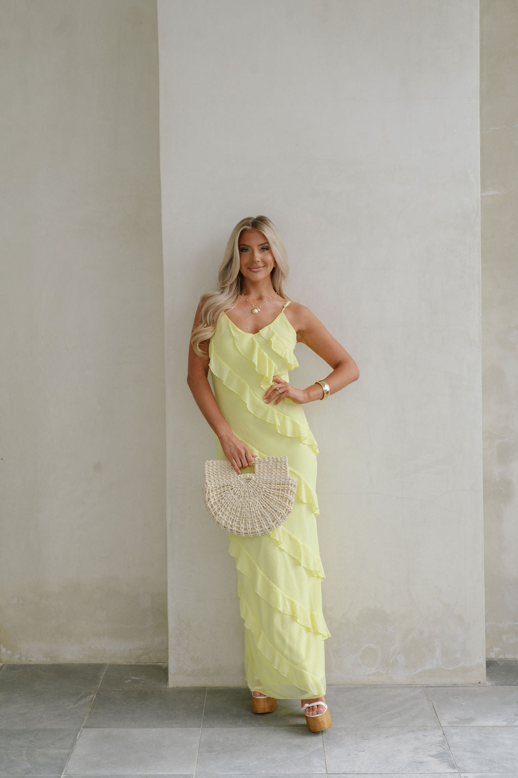 Jadeitowa sukienka maxi z falbankami – elegancja spotyka się z naturalnym urokiem