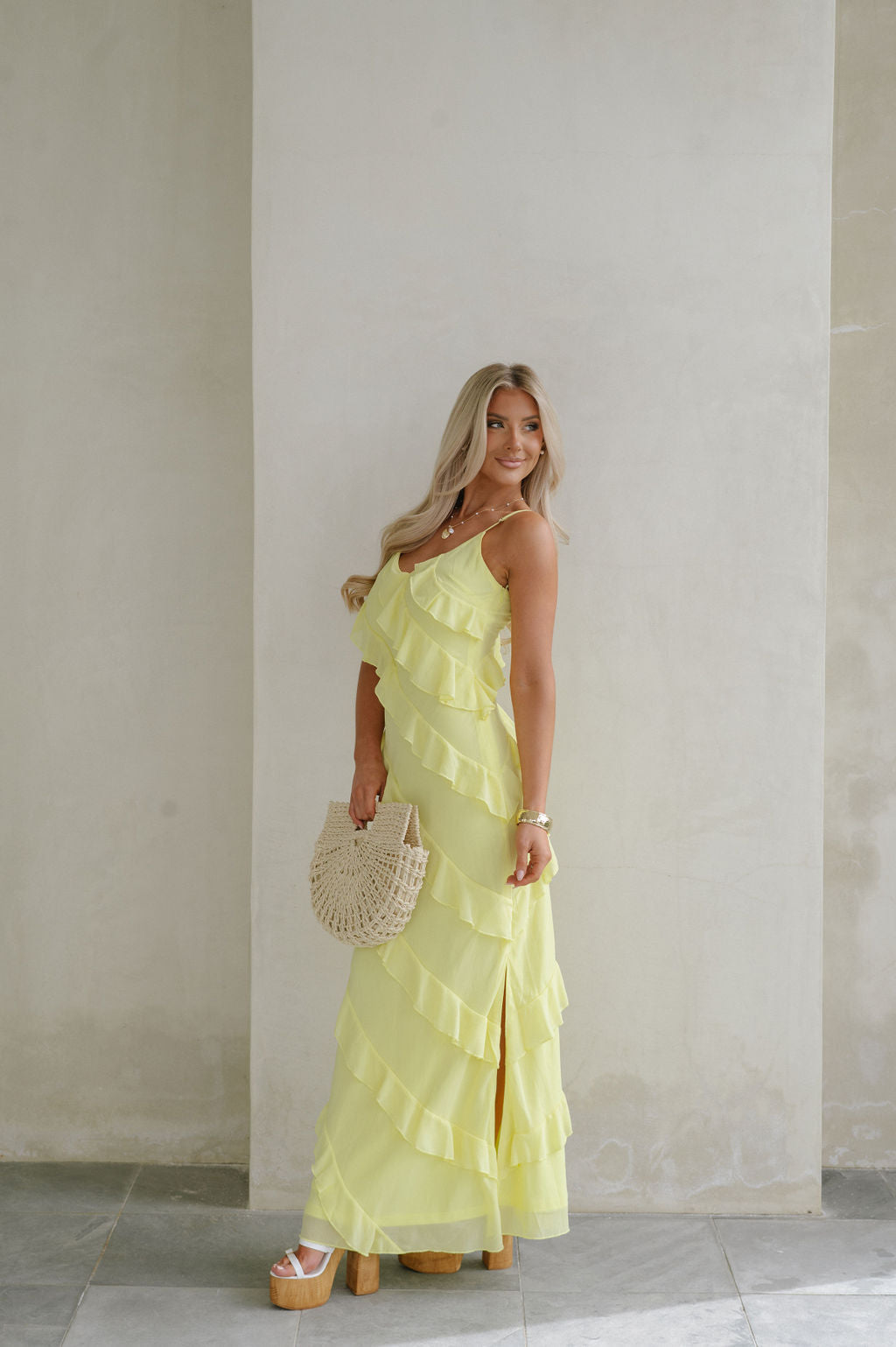 Jadeitowa sukienka maxi z falbankami – elegancja spotyka się z naturalnym urokiem