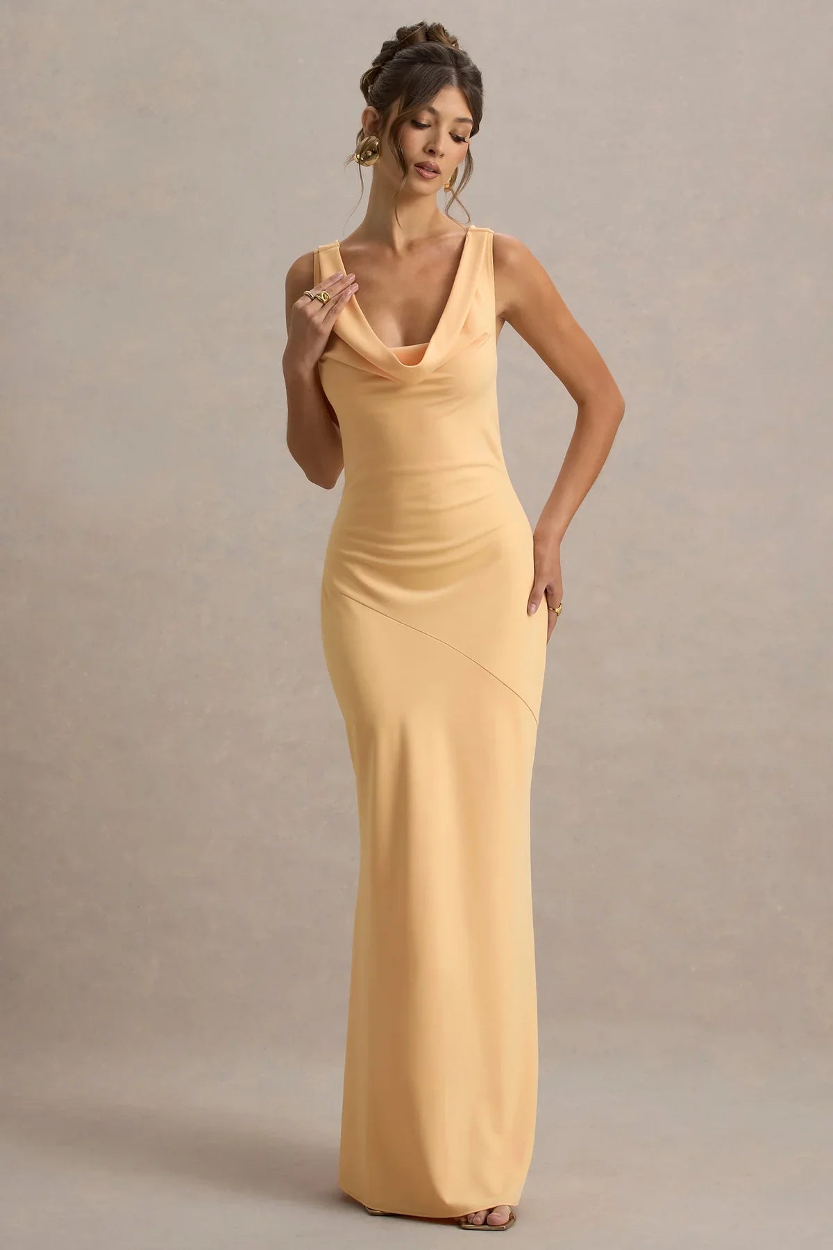 Sukienka Hannah Satin Maxi z dekoltem typu wodospad