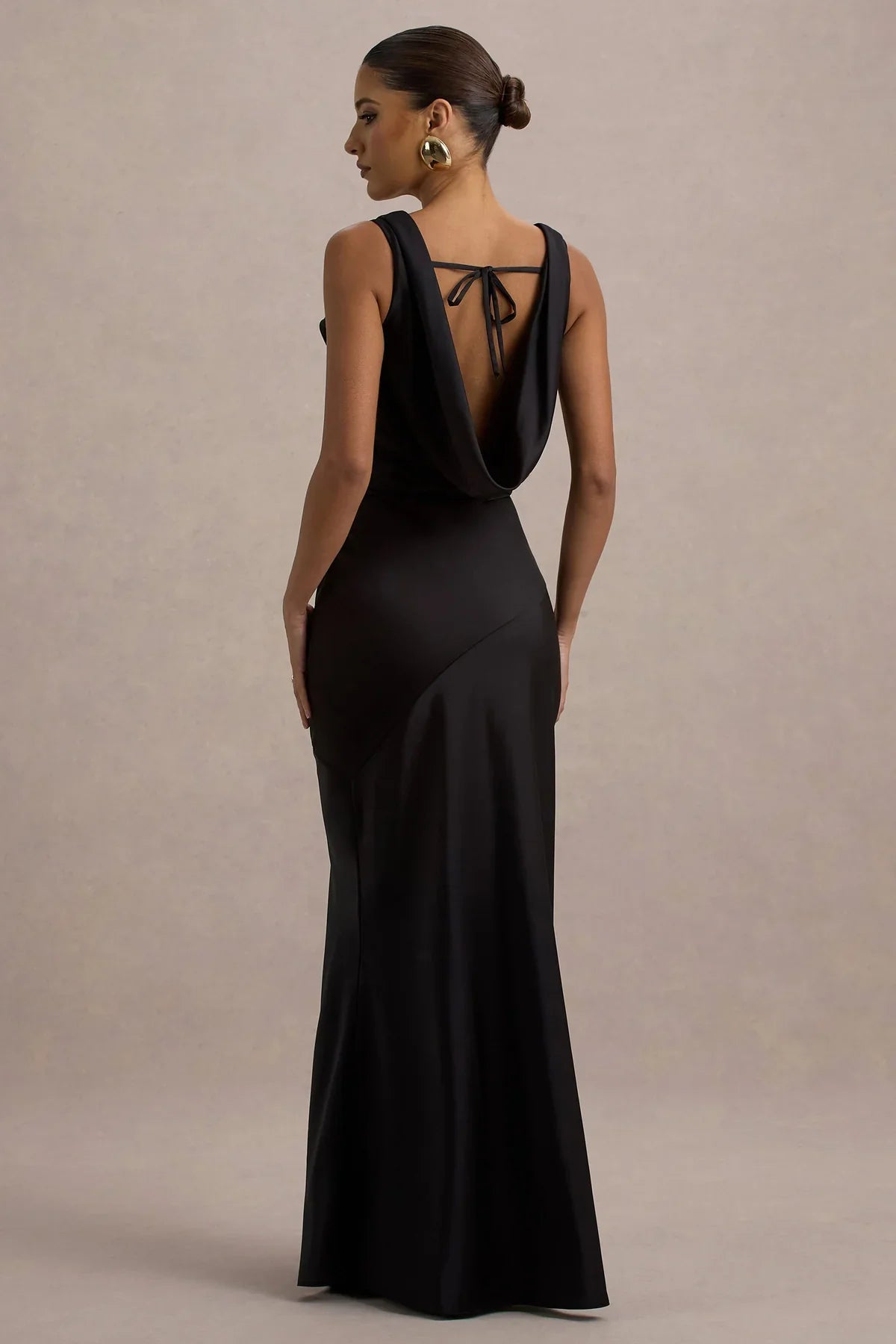 Sukienka Hannah Satin Maxi z dekoltem typu wodospad
