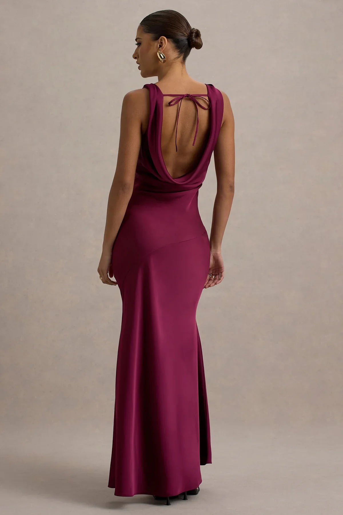 Sukienka Hannah Satin Maxi z dekoltem typu wodospad