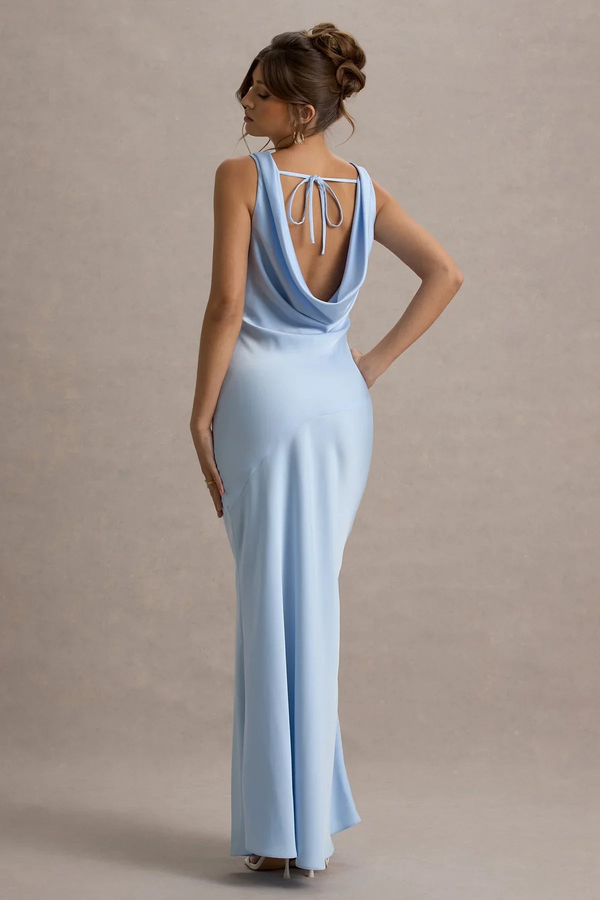 Sukienka Hannah Satin Maxi z dekoltem typu wodospad