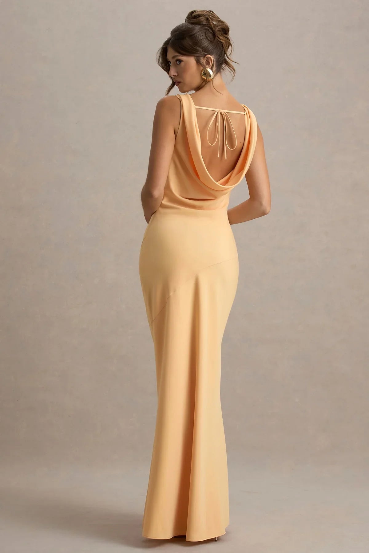 Sukienka Hannah Satin Maxi z dekoltem typu wodospad