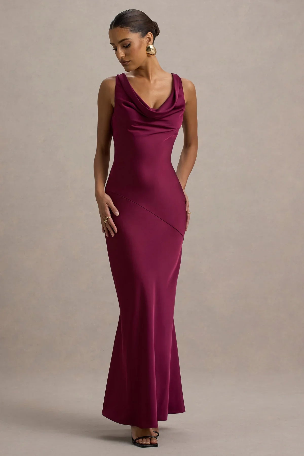 Sukienka Hannah Satin Maxi z dekoltem typu wodospad
