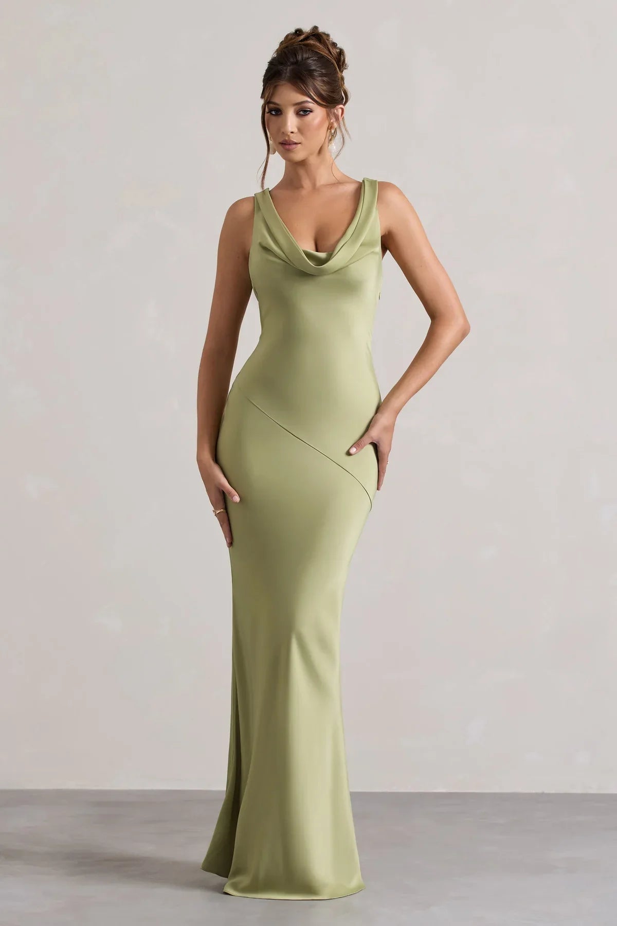 Sukienka Hannah Satin Maxi z dekoltem typu wodospad 