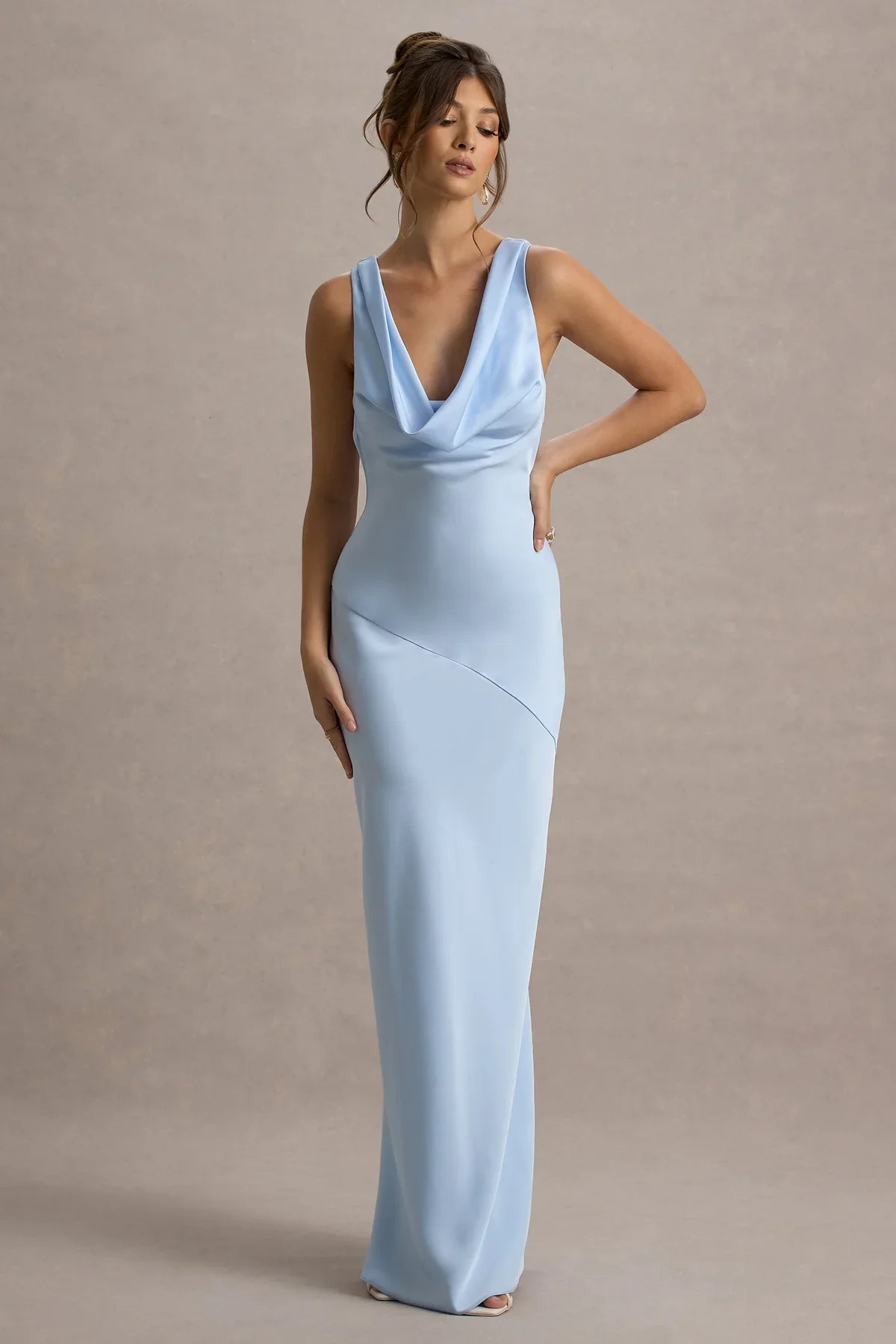 Sukienka Hannah Satin Maxi z dekoltem typu wodospad 